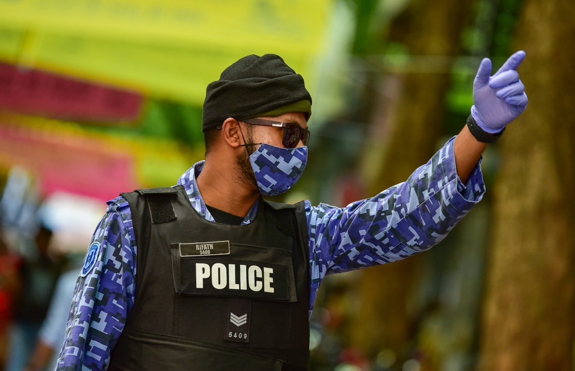 މާލެ، އޭޕްރީލް 2، 2021- އިދިކޮޅު ޕީޕީއެމް/ޕީއެންސީން މާލޭގައި މިއަދު ކުރި މުޒާހަރާ ހުއްޓުވަން ފުލުހަކު ހަރަކާތްތެރިވަނީ: މިއަދުގެ މުޒާހަރާގައި ވަނީ ކުޑަކުދިންނަށް ކުރާ ޖިންސީ އަނިޔާ އާއި ރޭޕްކުރުމާ ދެކޮޅަށް ސަރުކާރުން އެކަށީގެންވާ ފިޔަވަލުތައް ނާޅާ ކަމަށް ބުނެ އެކަން ބަދަލުކުރުމަށް އަޑު އުފުލާފައި.---ފޮޓޯ: އަހުމަދު އަވްޝަން/މިހާރު