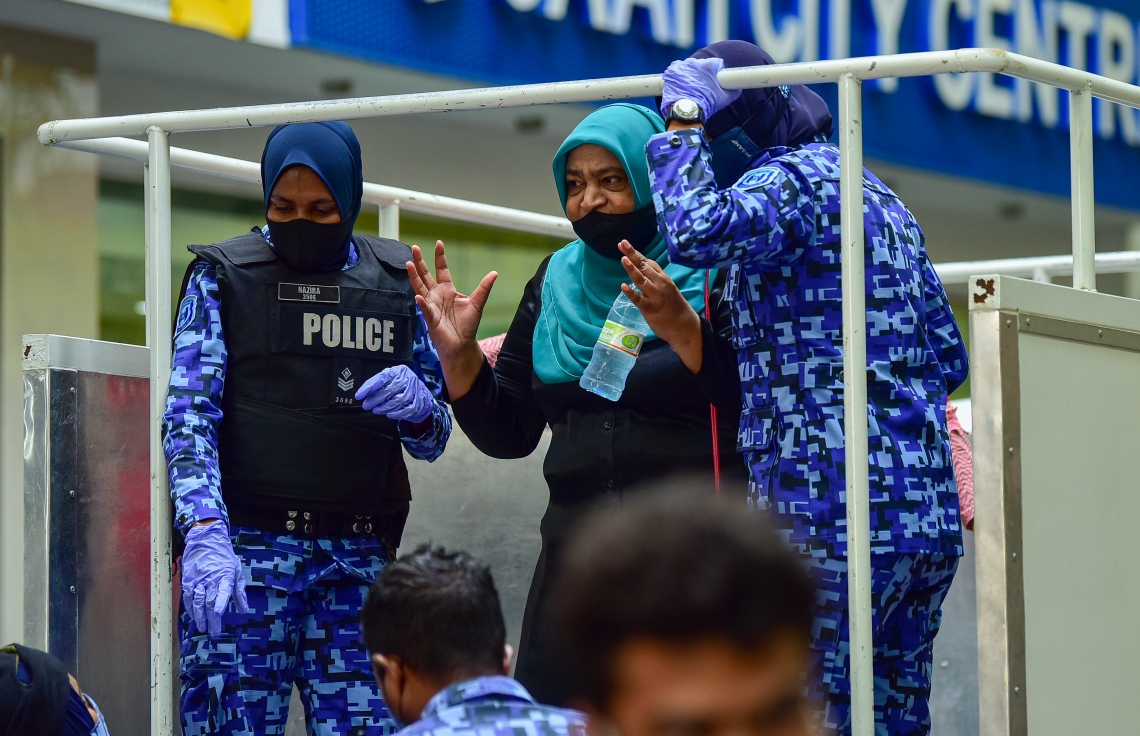 މާލެ، އޭޕްރީލް 2، 2021- އިދިކޮޅު ޕީޕީއެމް/ޕީއެންސީން މާލޭގައި މިއަދު ކުރި މުޒާހަރާގެ ތެރެއިން އަންހެނަކު ފުުލުހުންގެ ވެހިކަލަކަށް އަރުވަން މަސައްކަތް ކުރަނީ: މިއަދުގެ މުޒާހަރާގައި ވަނީ ކުޑަކުދިންނަށް ކުރާ ޖިންސީ އަނިޔާ އާއި ރޭޕްކުރުމާ ދެކޮޅަށް ސަރުކާރުން އެކަށީގެންވާ ފިޔަވަލުތައް ނާޅާ ކަމަށް ބުނެ އެކަން ބަދަލުކުރުމަށް އަޑު އުފުލާފައި.---ފޮޓޯ: އަހުމަދު އަވްޝަން/މިހާރު