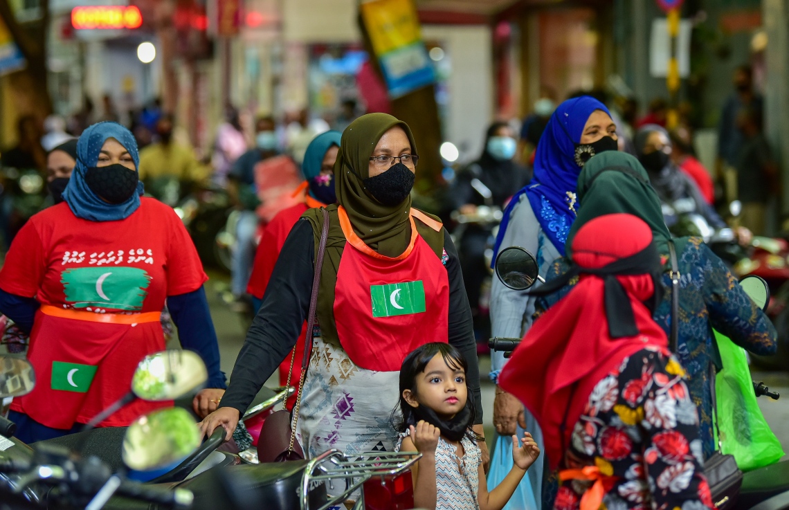 މާލެ، އޭޕްރީލް 2، 2021- އިދިކޮޅު ޕީޕީއެމް/ޕީއެންސީން މާލޭގައި މިއަދު ކުރި މުޒާހަރާގެ ތެރެއިން: މިއަދުގެ މުޒާހަރާގައި ވަނީ ކުޑަކުދިންނަށް ކުރާ ޖިންސީ އަނިޔާ އާއި ރޭޕްކުރުމާ ދެކޮޅަށް ސަރުކާރުން އެކަށީގެންވާ ފިޔަވަލުތައް ނާޅާ ކަމަށް ބުނެ އެކަން ބަދަލުކުރުމަށް އަޑު އުފުލާފައި.---ފޮޓޯ: އަހުމަދު އަވްޝަން/މިހާރު