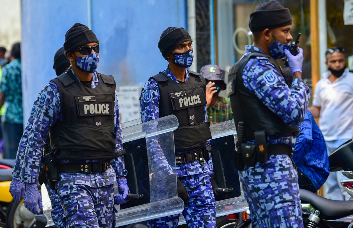 މާލެ، އޭޕްރީލް 2، 2021- އިދިކޮޅު ޕީޕީއެމް/ޕީއެންސީން މާލޭގައި މިއަދު ކުރި މުޒާހަރާ ހުއްޓުވަން ފުލުހުން ރަޔަޓްގިއަރުގައި ހަރަކާތްތެރިވަނީ: މިއަދުގެ މުޒާހަރާގައި ވަނީ ކުޑަކުދިންނަށް ކުރާ ޖިންސީ އަނިޔާ އާއި ރޭޕްކުރުމާ ދެކޮޅަށް ސަރުކާރުން އެކަށީގެންވާ ފިޔަވަލުތައް ނާޅާ ކަމަށް ބުނެ އެކަން ބަދަލުކުރުމަށް އަޑު އުފުލާފައި.---ފޮޓޯ: އަހުމަދު އަވްޝަން/މިހާރު