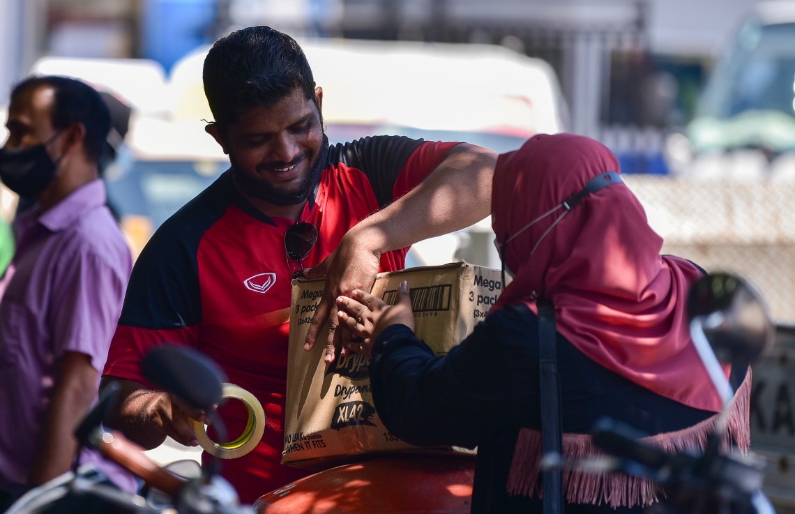 މާލޭ ބާޒާރުމަތީގައި މީހަކު އެއްޗެހި ގަންނަނީ: އަންނަ ހަފުތާގައި ރޯދަ މަސް ފަށާނެ -- ފޮޓޯ: އަހުމަދު އަވްޝަން/  މިހާރު