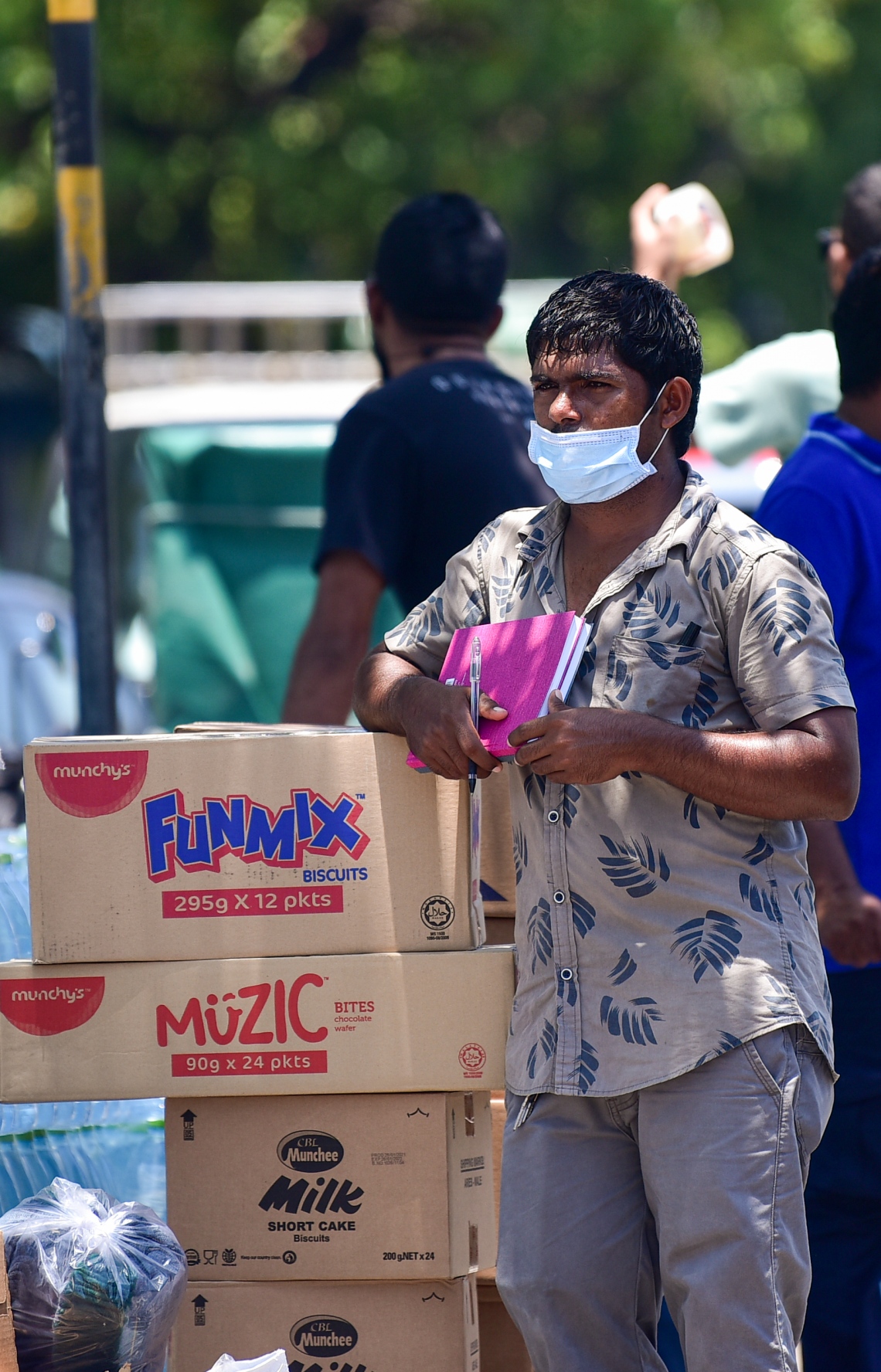 ބާޒާރުން މީހަކު މުދާ ގަތުމަށް ފަހު މަޑުކޮށްލައިގެން: އަންނަ ހަފުތާގެ އަންގާރަ ދުވަހު ރޯދަ ފަށާނެ. ބާޒާރުމަތި މިހާރު ފެންނަނީ ވަރަށް ހަލަބޮލިކޮށް އަދި ޓްރެފިކް ބޮޑުކޮށް-- ފޮޓޯ: އަހުމަދު އަވްޝަން