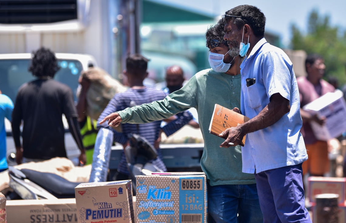 ރަށަކަށް ގެންދާ މުދާތަކެއް މީހަކު ބޯޓަކަށް އަރުވަނީ: އަންނަ ހަފުތާގައި ރޯދަ ފަށާނެ. ރަށްރަށަށް މުދާ ގެންދާ ވަރަށް ގިނަ އަދަދެއްގެ ބޯޓުފަހަރާއި ދޯނިތައް މިހާރު އޮތީ މާލޭ ފަޅުތެރޭގައި -- ފޮޓޯ: އަހުމަދު އަވްޝަން