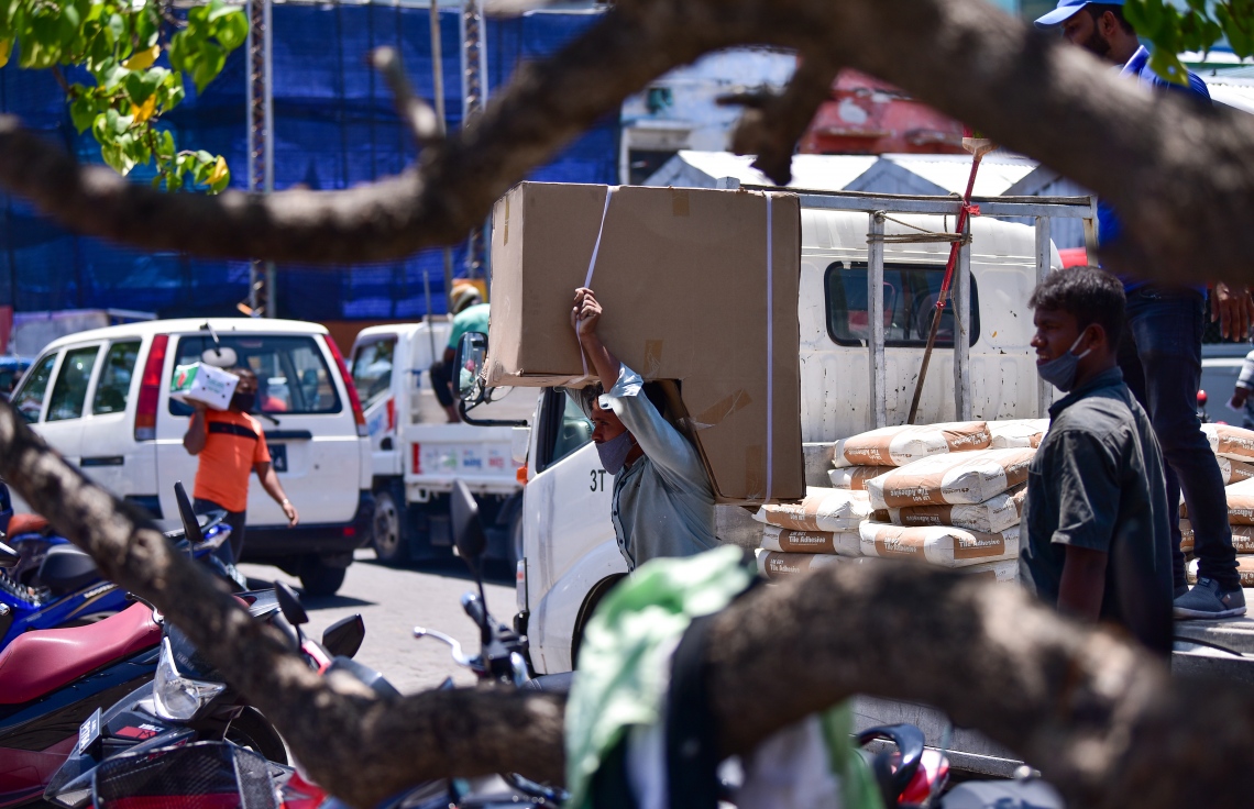 ރަށްރަށަށް މުދާ ގެންދިއުމުގެ މަސައްކަތުގައި މީހަކު ބުރަކޮށް ހަރަކާތްތެރި ވަނީ -- ފޮޓޯ: އަހުމަދު އަވްޝަން/ މިހާރު