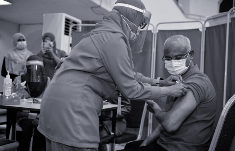 ރައީސް، ކޮވިޑް ވެކްސިންގެ ދެ ވަނަ ޑޯޒް ޖައްސަވައިފި