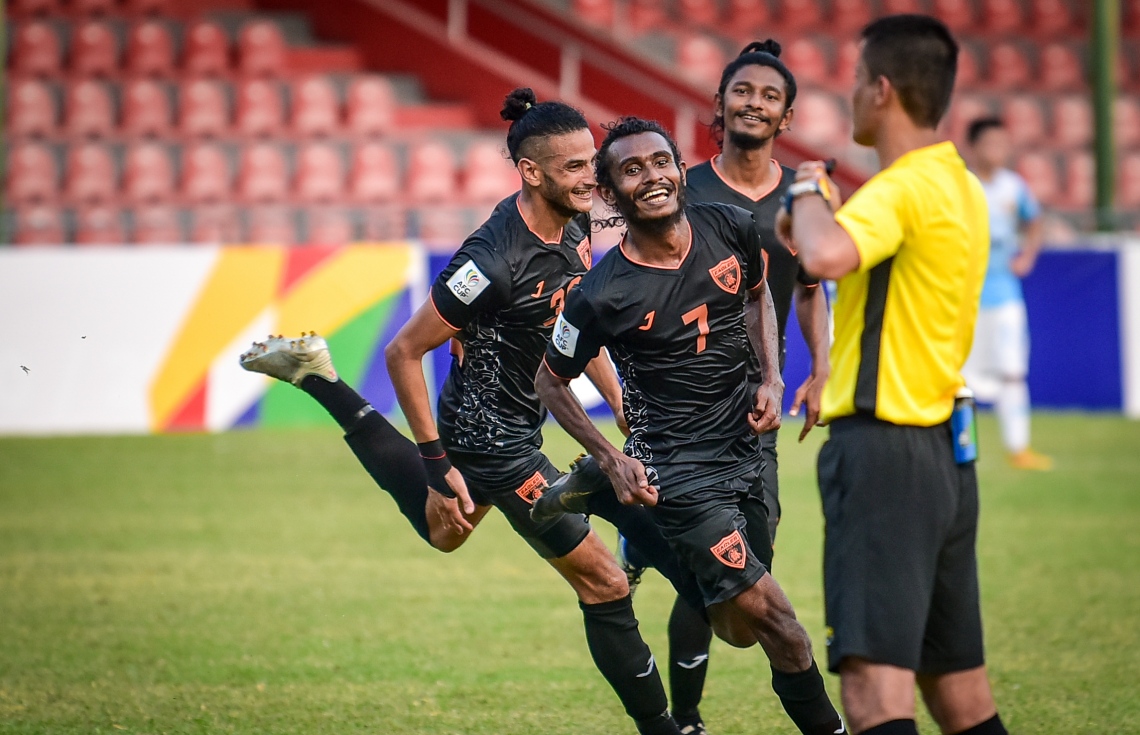 މާލެ: އޭޕްރިލް 8، 2021: އޭއެފްސީ ކަޕް ކޮލިފައިން: އީގަލްސް - ތިމްޕޫ:  ބޫޓާން ތިމްޕޫ ސިޓީ އަތުން 2-0 އިން މޮޅުވެ، ކްލަބް އީގަލްސް ޕްރިލިމިނަރީގެ ދެވަނަ ބުރަށް ވަނީ ދަތުރުކޮށްފައި. މިއީ އީގަލްސްގެ 31 އަހަރުވީ ތާރީހުގައި އެ ޓީމު ކުޅެގެން، ބައިނަލްއަގުވާމީ މޮޅެއް ލިބުނު ފުރަތަމަ ފަހަރު-- ފޮޓޯތައް: ނިޝާން އަލީ /މިހާރު