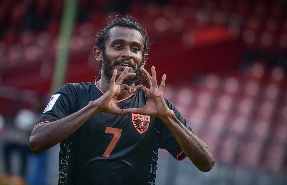 މާލެ: އޭޕްރިލް 8، 2021: އޭއެފްސީ ކަޕް ކޮލިފައިން: އީގަލްސް - ތިމްޕޫ:  ބޫޓާން ތިމްޕޫ ސިޓީ އަތުން 2-0 އިން މޮޅުވެ، ކްލަބް އީގަލްސް ޕްރިލިމިނަރީގެ ދެވަނަ ބުރަށް ވަނީ ދަތުރުކޮށްފައި. މިއީ އީގަލްސްގެ 31 އަހަރުވީ ތާރީހުގައި އެ ޓީމު ކުޅެގެން، ބައިނަލްއަގުވާމީ މޮޅެއް ލިބުނު ފުރަތަމަ ފަހަރު-- ފޮޓޯތައް: ނިޝާން އަލީ /މިހާރު