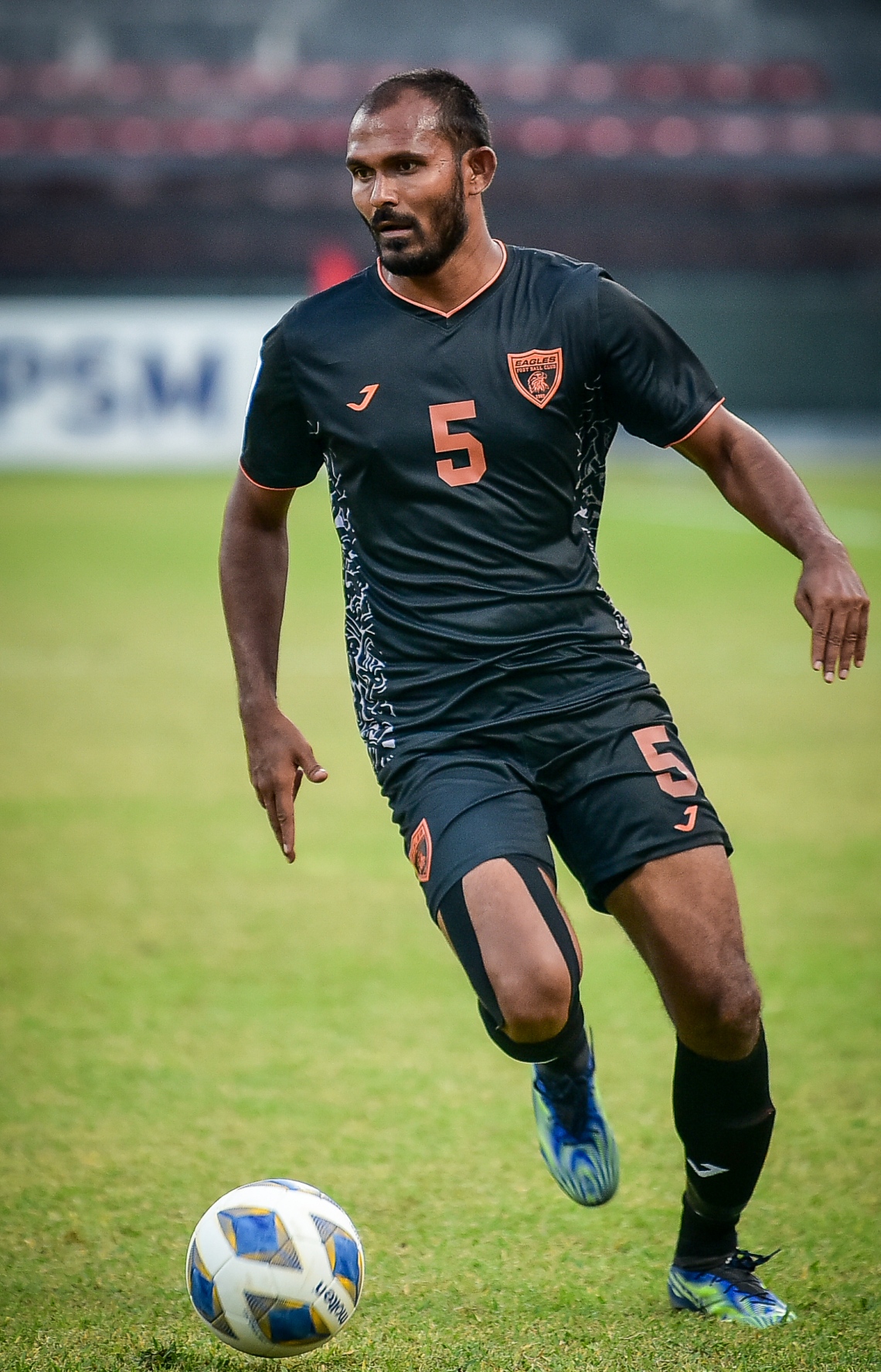 މާލެ: އޭޕްރިލް 8، 2021: އޭއެފްސީ ކަޕް ކޮލިފައިން: އީގަލްސް - ތިމްޕޫ:  ބޫޓާން ތިމްޕޫ ސިޓީ އަތުން 2-0 އިން މޮޅުވެ، ކްލަބް އީގަލްސް ޕްރިލިމިނަރީގެ ދެވަނަ ބުރަށް ވަނީ ދަތުރުކޮށްފައި. މިއީ އީގަލްސްގެ 31 އަހަރުވީ ތާރީހުގައި އެ ޓީމު ކުޅެގެން، ބައިނަލްއަގުވާމީ މޮޅެއް ލިބުނު ފުރަތަމަ ފަހަރު-- ފޮޓޯތައް: ނިޝާން އަލީ /މިހާރު