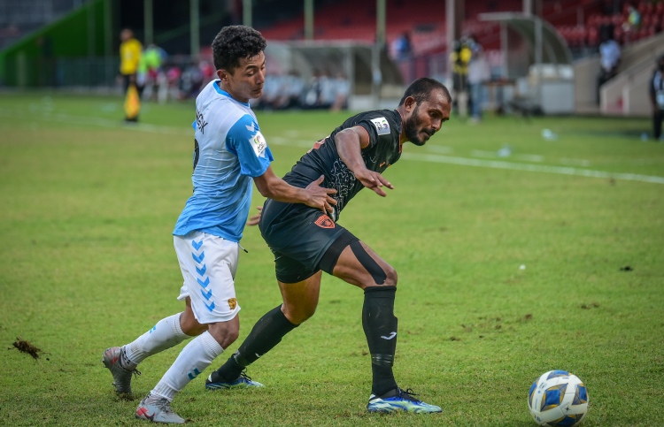 އީގަލްސް - އަބަހާނީ މެޗަށް ނިއުޓްރަލް ދަނޑެއް ހޯދަނީ