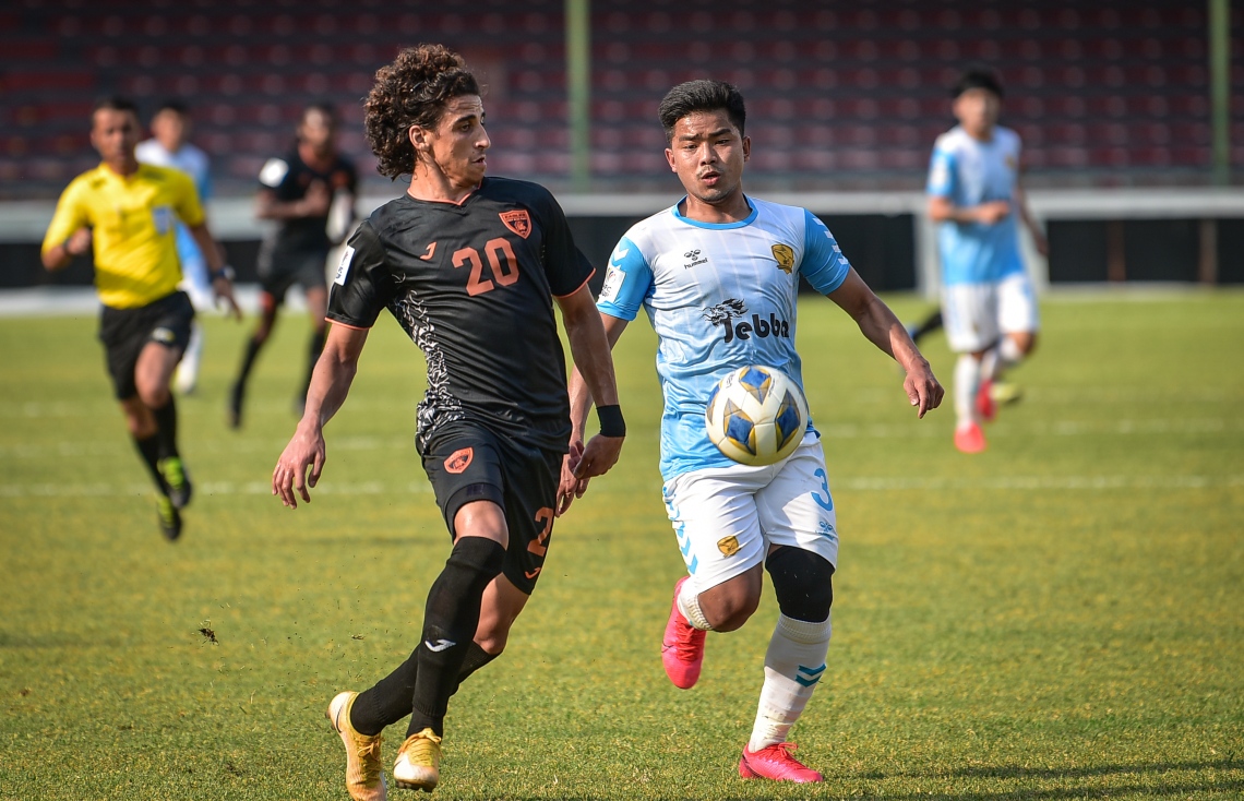 މާލެ: އޭޕްރިލް 8، 2021: އޭއެފްސީ ކަޕް ކޮލިފައިން: އީގަލްސް - ތިމްޕޫ:  ބޫޓާން ތިމްޕޫ ސިޓީ އަތުން 2-0 އިން މޮޅުވެ، ކްލަބް އީގަލްސް ޕްރިލިމިނަރީގެ ދެވަނަ ބުރަށް ވަނީ ދަތުރުކޮށްފައި. މިއީ އީގަލްސްގެ 31 އަހަރުވީ ތާރީހުގައި އެ ޓީމު ކުޅެގެން، ބައިނަލްއަގުވާމީ މޮޅެއް ލިބުނު ފުރަތަމަ ފަހަރު-- ފޮޓޯތައް: ނިޝާން އަލީ /މިހާރު