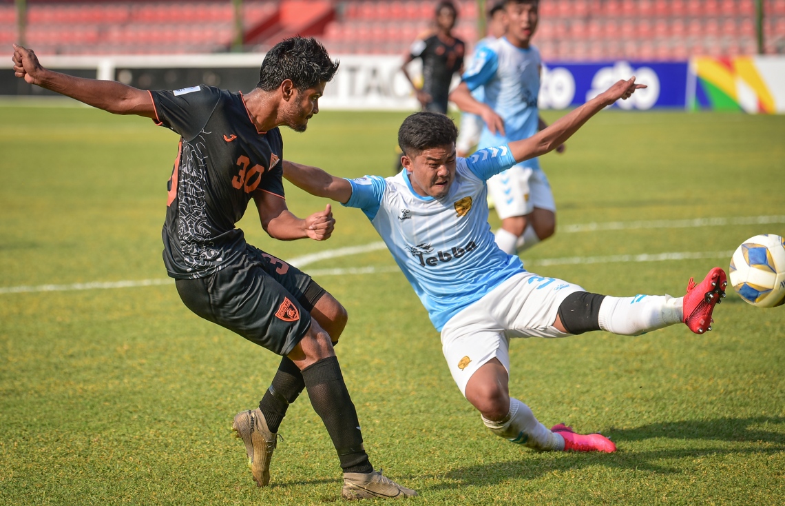 މާލެ: އޭޕްރިލް 8، 2021: އޭއެފްސީ ކަޕް ކޮލިފައިން: އީގަލްސް - ތިމްޕޫ:  ބޫޓާން ތިމްޕޫ ސިޓީ އަތުން 2-0 އިން މޮޅުވެ، ކްލަބް އީގަލްސް ޕްރިލިމިނަރީގެ ދެވަނަ ބުރަށް ވަނީ ދަތުރުކޮށްފައި. މިއީ އީގަލްސްގެ 31 އަހަރުވީ ތާރީހުގައި އެ ޓީމު ކުޅެގެން، ބައިނަލްއަގުވާމީ މޮޅެއް ލިބުނު ފުރަތަމަ ފަހަރު-- ފޮޓޯތައް: ނިޝާން އަލީ /މިހާރު