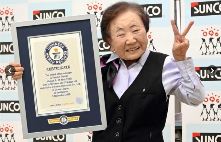 އެންމެ ދުވަސްވީ އޮފީސް މެނޭޖަރުގެ އުމުރުން 90 އަހަރު