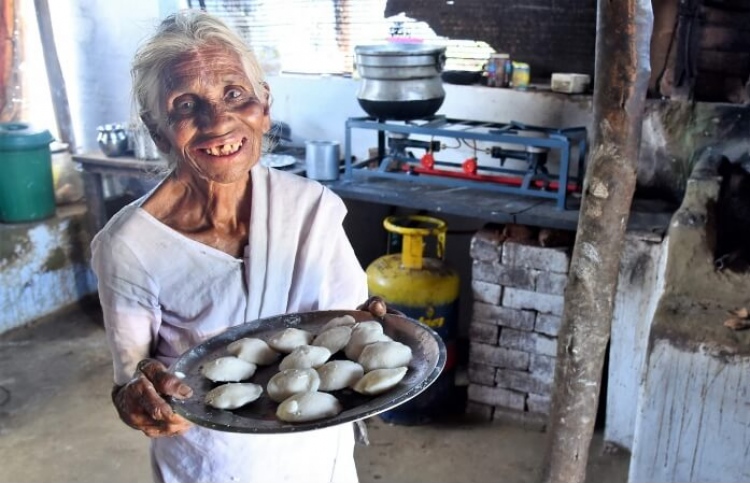 އިންޑިއާގެ "އިޑްލީ އައްމާ" އަށް މަހުޖަނެއްގެ އެހީ