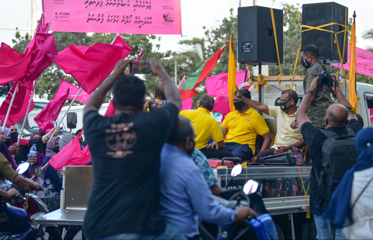 ލޯކަލް ކައުންސިލް ކެމްޕޭން ނިންމާލި ސައިކަލު ބުރުގައި ރައީސް ނަޝީދާއި އަނަސް ޕީޕީއެމްގެ ސަޕޯޓަރުން ކައިރިން ދުއްވާފައި ވަޑައިގަންނަވަނީ --. ފޮޓޯ:ނިޝާން އަލީ/މިހާރު