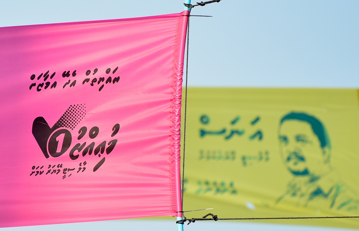 މާލެ- އޭޕްރިލް 9، 2021: ލޯކަލް ކައުންސިލް އިންތިހާބު ކެމްޕޭނަށް މާލެތެރޭގައި ބެނާތައް ހަރުކޮށްފައި، ބޮޑު ދެ ޕާޓިން ވަނީ ވަރުގަދަ ކެމްޕޭންތަކެއް ކޮށްފައި--.ފޮޓޯ: ނިޝާން އަލީ/މިހާރު