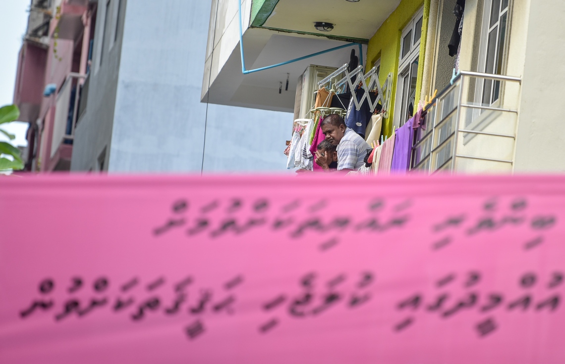 މާލެ- އޭޕްރިލް 9، 2021: ލޯކަލް ކައުންސިލް އިންތިހާބު ކެމްޕޭނަށް މާލެތެރޭގައި ބެނާތައް ހަރުކޮށްފައި، ބޮޑު ދެ ޕާޓިން ވަނީ ވަރުގަދަ ކެމްޕޭންތަކެއް ކޮށްފައި--.ފޮޓޯ: ނިޝާން އަލީ/މިހާރު