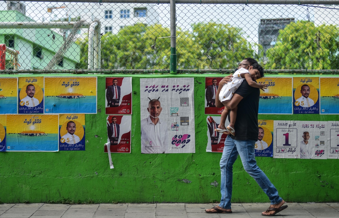 މާލެ- އޭޕްރިލް 9، 2021: ލޯކަލް ކައުންސިލް އިންތިހާބު ކެމްޕޭނަށް މާލެތެރޭގައި ޕޯސްޓަރު ހަރުކޮށްފައި، ބޮޑު ދެ ޕާޓިން ވަނީ ވަރުގަދަ ކެމްޕޭންތަކެއް ކޮށްފައި--.ފޮޓޯ: ނިޝާން އަލީ/މިހާރު