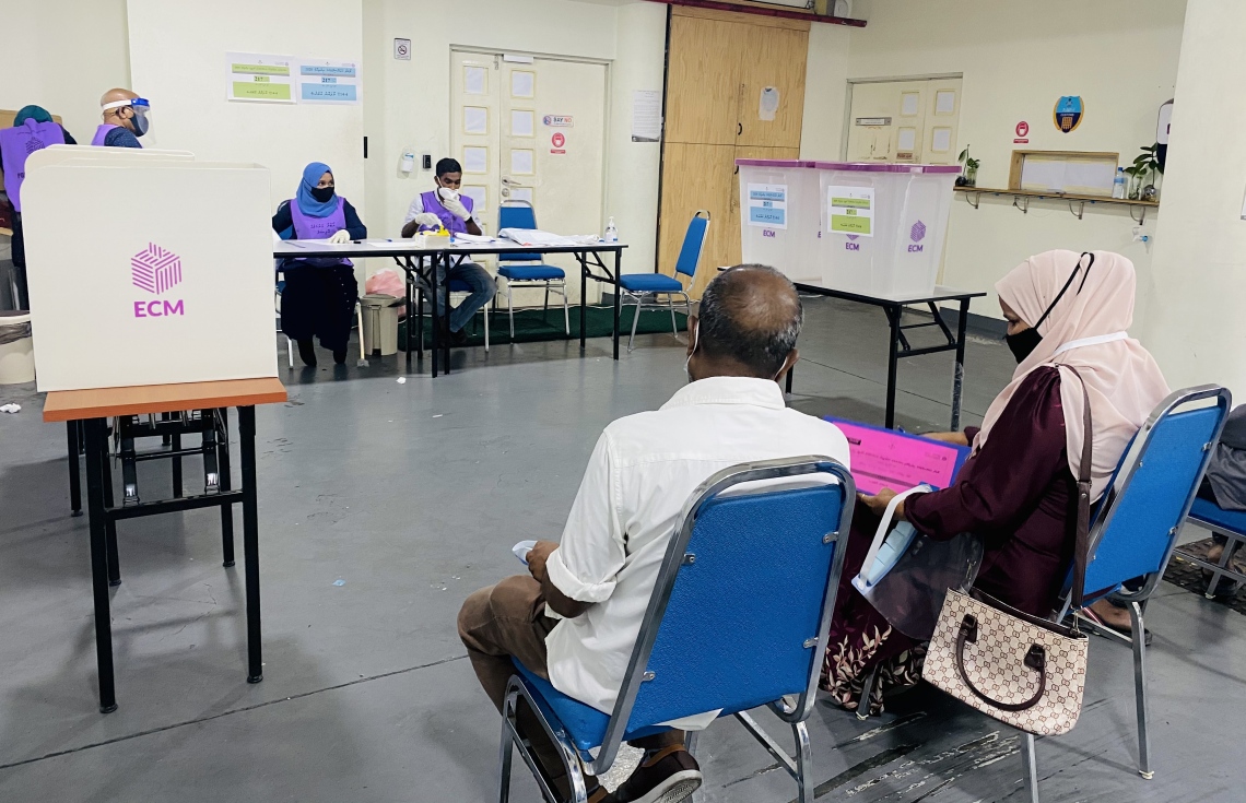 މާލެ: އޭޕްރިލް 10، 2021: މާލޭގައި ބަހައްޓާފައިވާ ވޯޓުފޮއްޓަކަށް ވޯޓުލުމަށް ބަޔަކު ކިޔޫގައި މަޑުކޮށްލައިގެން.---ފޮޓޯ: ނިޝާން އަލީ/މިހާރު