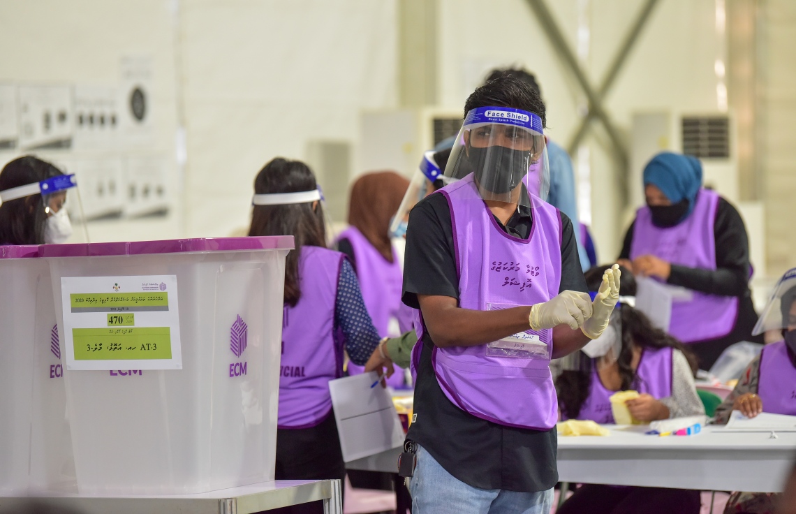 މާލެ: އޭޕްރިލް 10، 2021: މާލޭގައި ބަހައްޓާފައިވާ ވޯޓުފޮއްޓެއް ކައިރީގައި އޮފިޝަލުންތަކެއް ހަރަކާތްތެރިވަނީ.---ފޮޓޯ: ނިޝާން އަލީ/މިހާރު