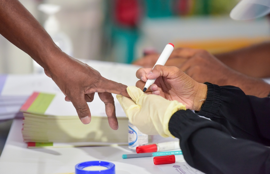 މާލެ: އޭޕްރިލް 10، 2021: މާލޭގައި ބަހައްޓާފައިވާ ވޯޓުފޮއްޓަކަށް މީހަކު ވޯޓުލުމަށްފަހު އިނގިލީގައި ވޯޓުލީކަމުގެ ފާހަގަ ޖަހަނީ.---ފޮޓޯ: ނިޝާން އަލީ/މިހާރު