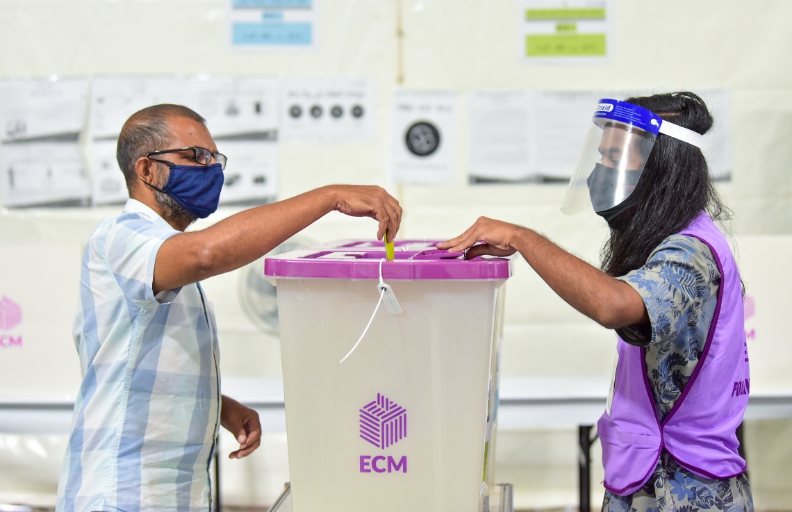 މާލެ: އޭޕްރިލް 10، 2021: އިންތިހާބުގައި މީހަކު ވޯޓުލަނީ.---ފޮޓޯ: ނިޝާން އަލީ/މިހާރު