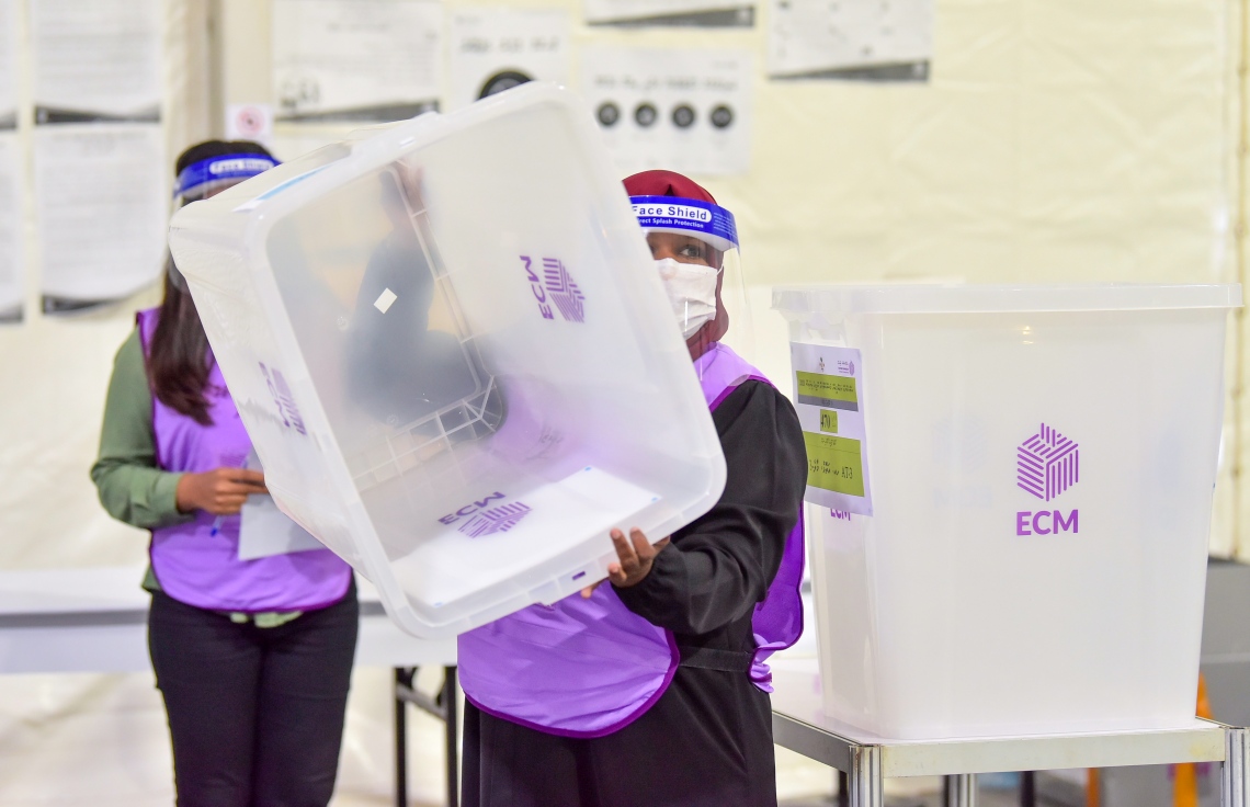 މާލެ: އޭޕްރިލް 10، 2021: އިންތިހާބުގައި ވޯޓުލާފޮށި އޮފިޝަލަކު ދައްކާލަނީ.---ފޮޓޯ: ނިޝާން އަލީ/މިހާރު