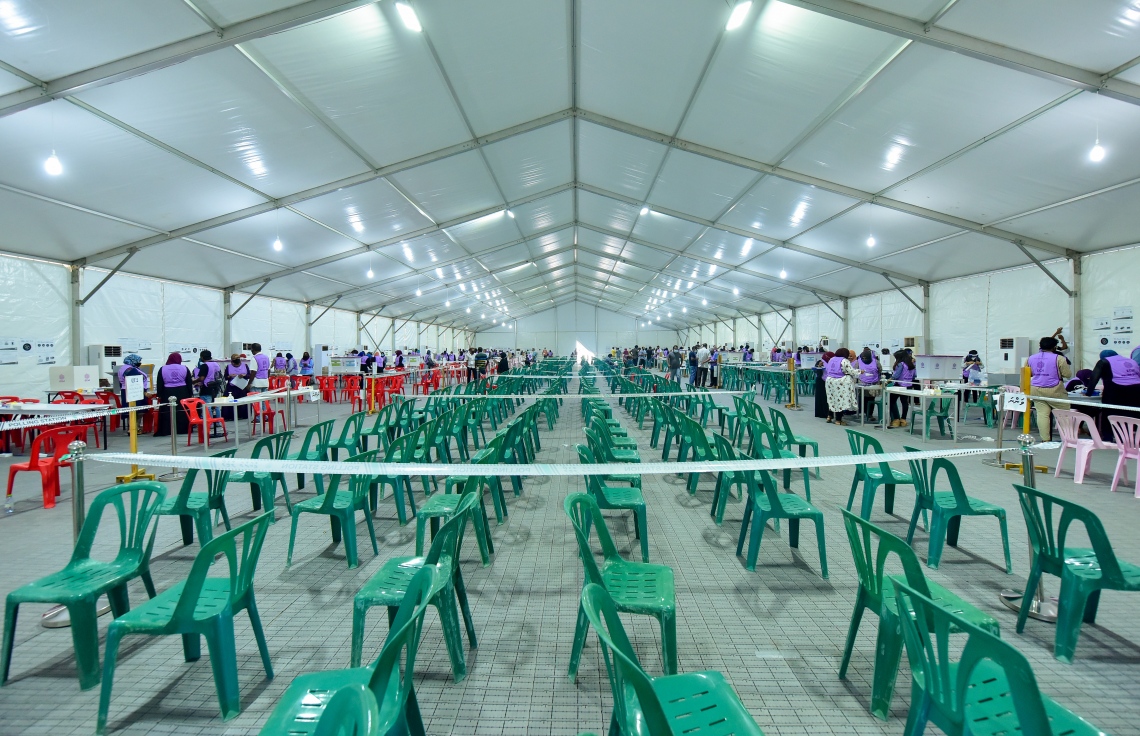 މާލެ: އޭޕްރިލް 10، 2021: ލޯކަލް ކައުންސިލް އިންތިހާބުގައި ވޯޓުލުމަށް ހަދާފައިވާ ޓެންޓެއްގައި ވޯޓުލާން އަންނަ މީހުން ކިޔު ހެދުމަށް ބަހައްޓަފައިވާ ގޮނޑިތަކެއް ހުސްކޮށް---ފޮޓޯ: ނިޝާން އަލީ/މިހާރު