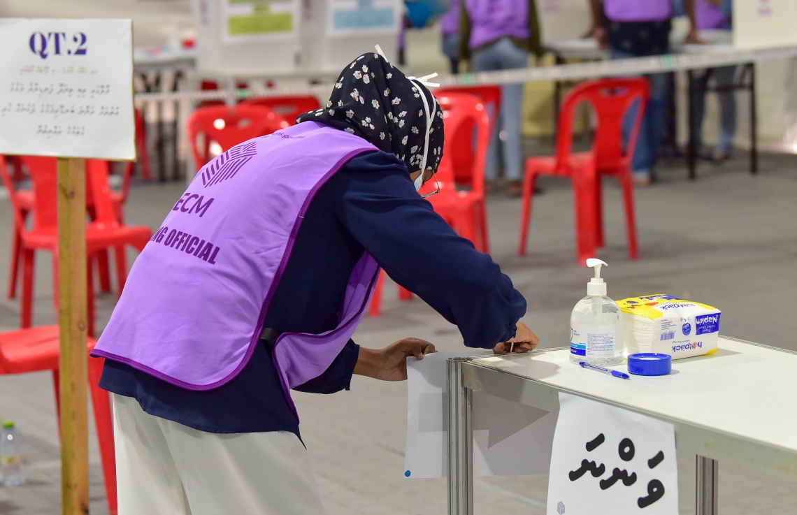 މާލެ: އޭޕްރިލް 10، 2021: މާލޭގައި ވޯޓުލާ މަރުކަޒެއްގައި އޮފިޝަލަކު ހަރަކާތްތެރިވަނީ---ފޮޓޯ: ނިޝާން އަލީ/މިހާރު