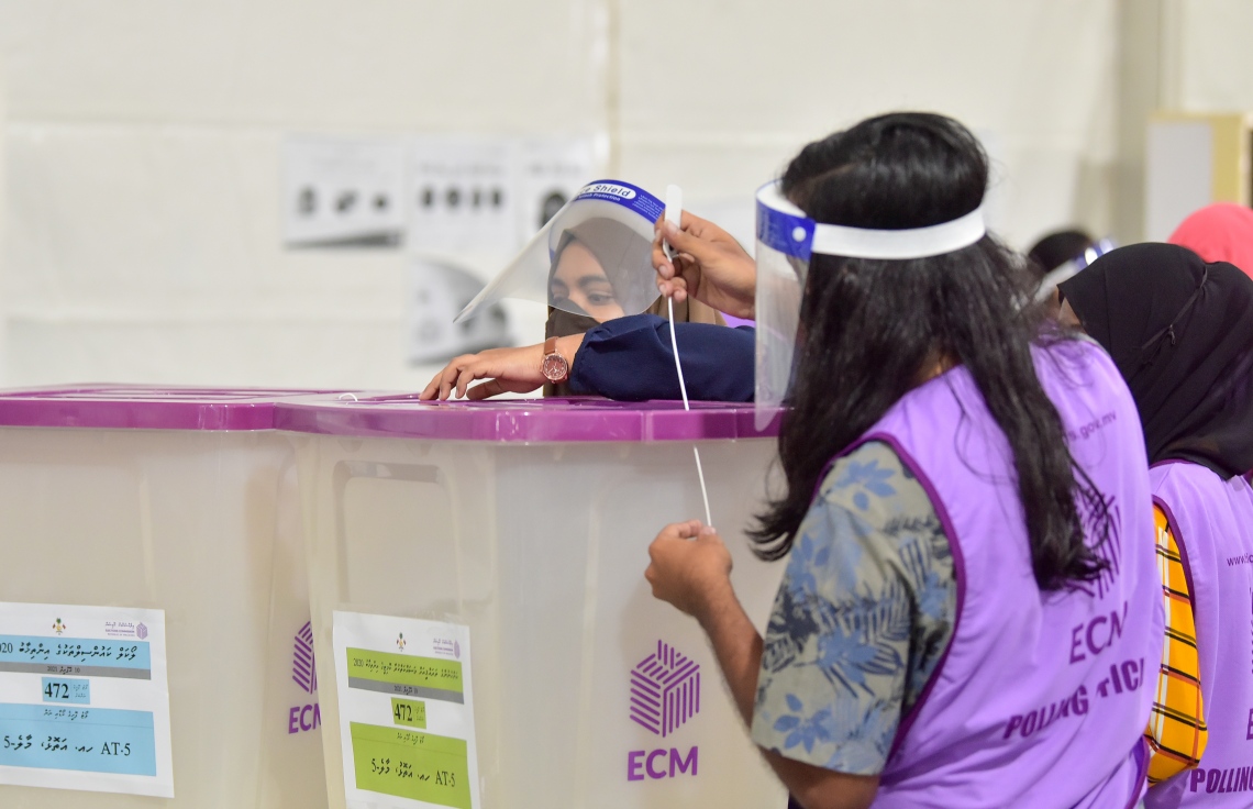 މާލެ: އޭޕްރިލް 10، 2021: މާލޭގައި ބަހައްޓާފައިވާ ވޯޓުފޮއްޓެއް ކައިރީގައި އޮފިޝަލުންތަކެއް ހަރަކާތްތެރިވަނީ---ފޮޓޯ: ނިޝާން އަލީ/މިހާރު