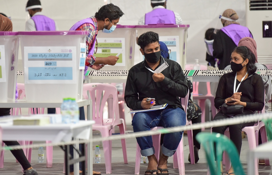 މާލެ: އޭޕްރިލް 10، 2021: މާލޭގައި ބަހައްޓާފައިވާ ވޯޓުފޮއްޓެއް ކައިރީގައި އޮފިޝަލުންތަކެއް ހަރަކާތްތެރިވަނީ---ފޮޓޯ: ނިޝާން އަލީ/މިހާރު