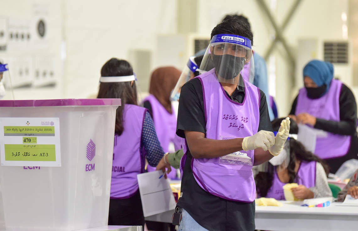 މާލެ: އޭޕްރިލް 10، 2021: މާލޭގައި ބަހައްޓާފައިވާ ވޯޓުފޮއްޓެއް ކައިރީގައި އޮފިޝަލުންތަކެއް ހަރަކާތްތެރިވަނީ---ފޮޓޯ: ނިޝާން އަލީ/މިހާރު