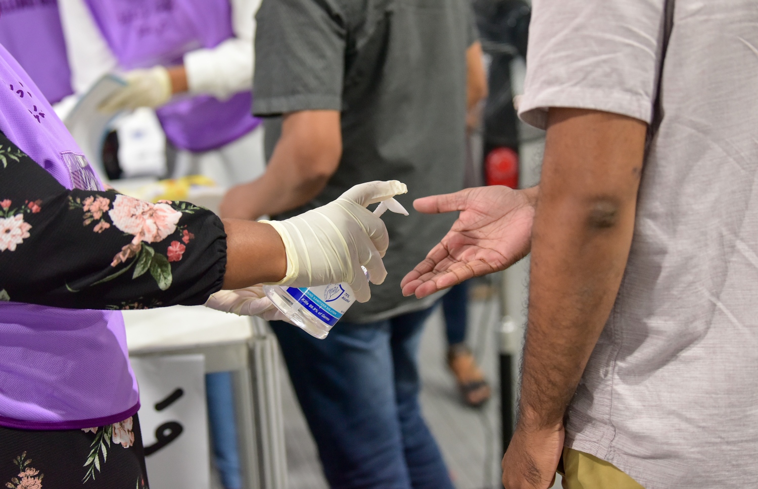 މާލޭގައި ބަހައްޓާފައިވާ ވޯޓުފޮއްޓަކަށް ވޯޓު ލާން ދިޔަ މީހެއްގެ އަތް ސެނެޓައިޒް ކުރަނީ .---ފޮޓޯ: ނިޝާން އަލީ/ މިހާރު