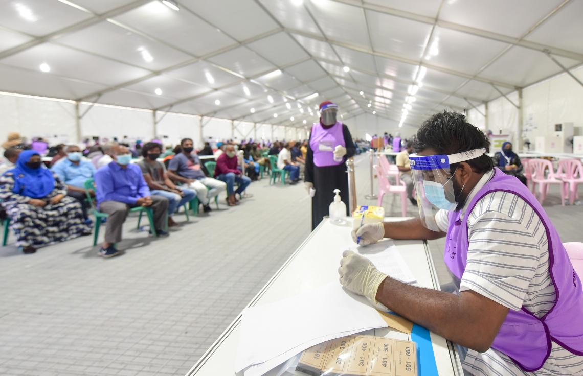 މާލެ: އޭޕްރިލް 10، 2021: ވޯޓުލުމަށް މާލޭގައި ހަދާފައިވާ ޓެންޓެއްގައި ވޯޓުލުމަށް ބަޔަކު ކިޔޫގައި މަޑުކޮށްލައިގެން.---ފޮޓޯ: ނިޝާން އަލީ/މިހާރު