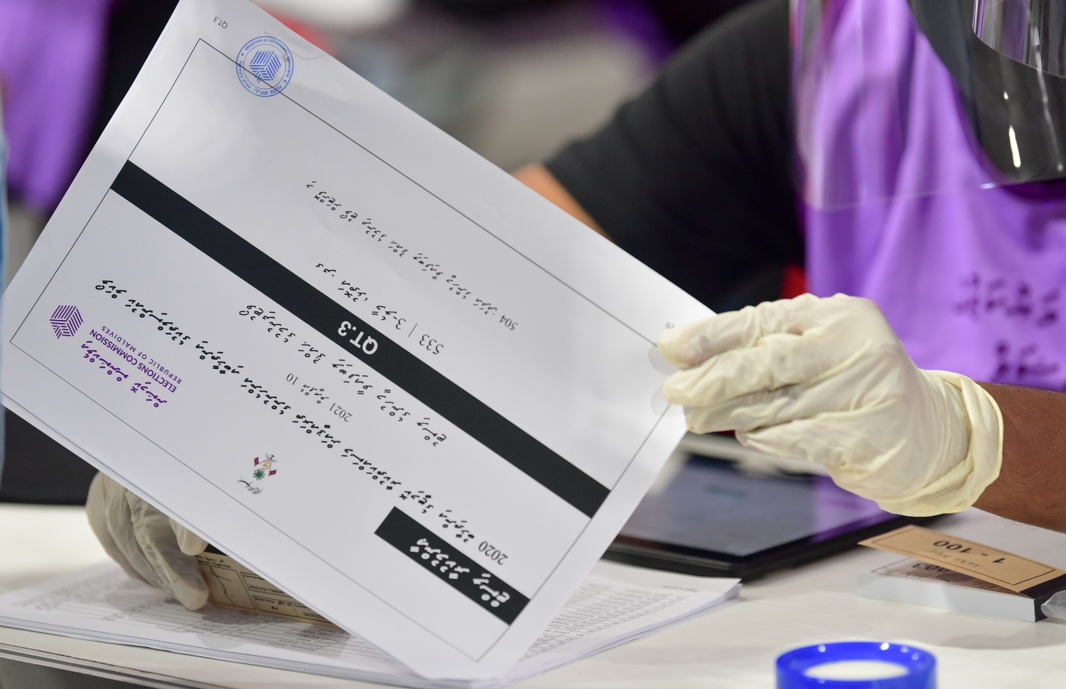 އިންތިހާބުގައި ވޯޓުލުމުގެ ހައްގު ލިބިފައިވާ މީހުންގެ ލިސްޓު ޗެކްކުރަނީ: ވޯޓުގައި ގިނަ ބަޔަކު ބައިވެރިކުރުވަން، ކެންޑިޑޭޓުންނަށް ނޫނެކޭ ބުނުމުގެ އިހްތިޔާރު މުހިންމު ކަމަށް ގައުމުތަކުގެ ތަޖުރިބާއިން އެނގޭ. --ފޮޓޯ: ނިޝާން އަލީ/މިހާރު