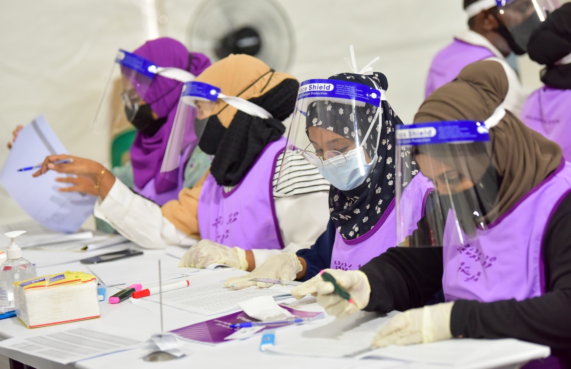 މާލެ: އޭޕްރިލް 10، 2021: އިލެކްޝަން ކޮމިޝަންގެ އޮފިޝަލުން އިންތިހާބުގައި ވޯޓުލުމުގެ ކަންކަމުގައި ހަރަކާތްތެރިވަނީ.---ފޮޓޯ: ނިޝާން އަލީ/މިހާރު