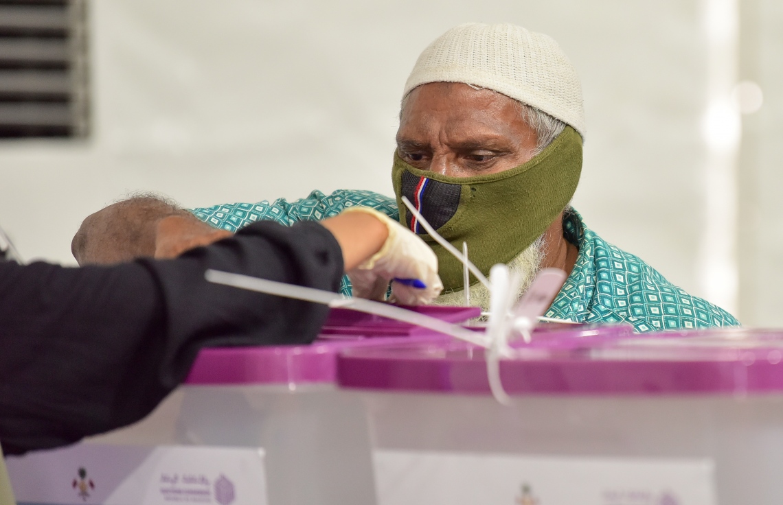 މާލެ: އޭޕްރިލް 10، 2021: މާލޭގައި ބަހައްޓާފައިވާ ވޯޓުފޮއްޓަކަށް މީހަކު ވޯޓުލަނީ.---ފޮޓޯ: ނިޝާން އަލީ/މިހާރު