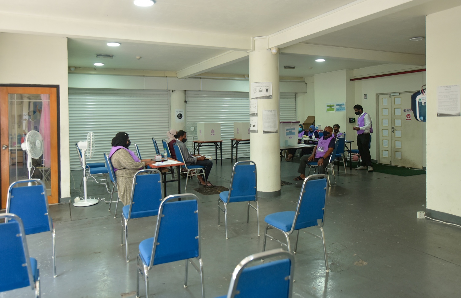 މާލޭގައި މިއަދު ވޯޓު ލާ މަރުކަޒެއްގައި ގޮނޑިތަކެއް ހުސްކޮށް.---ފޮޓޯ: ނިޝާން އަލީ/ މިހާރު