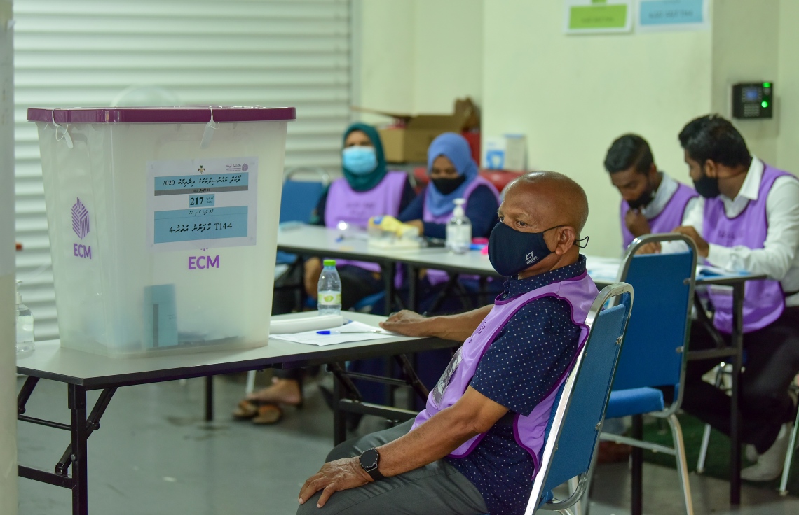 މާލެ: އޭޕްރިލް 10، 2021: މާލޭގައި ބަހައްޓާފައިވާ ވޯޓުފޮއްޓެއް ކައިރީގައި އޮފިޝަލުންތަކެއް ހަރަކާތްތެރިވަނީ.---ފޮޓޯ: ނިޝާން އަލީ/މިހާރު