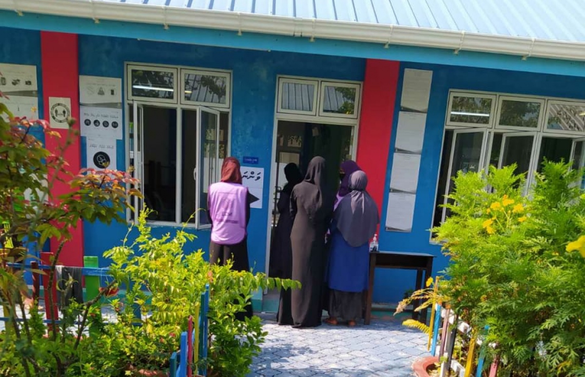 ރ. ހުޅުދުއްފާރު: އޭޕްރިލް 10، 2021: ލޯކަލް ކައުންސިލް އިންތިހާބުގައި ހުޅުދުއްފާރުގައި ވޯޓުލާ މަރުކަޒު ކައިރީގައި ވޯޓުލުމަށް ބަޔަކު ކިޔޫގައި މަޑުކޮށްލައިގެން.---ފޮޓޯ: މުހައްމަދު ނަސީމް