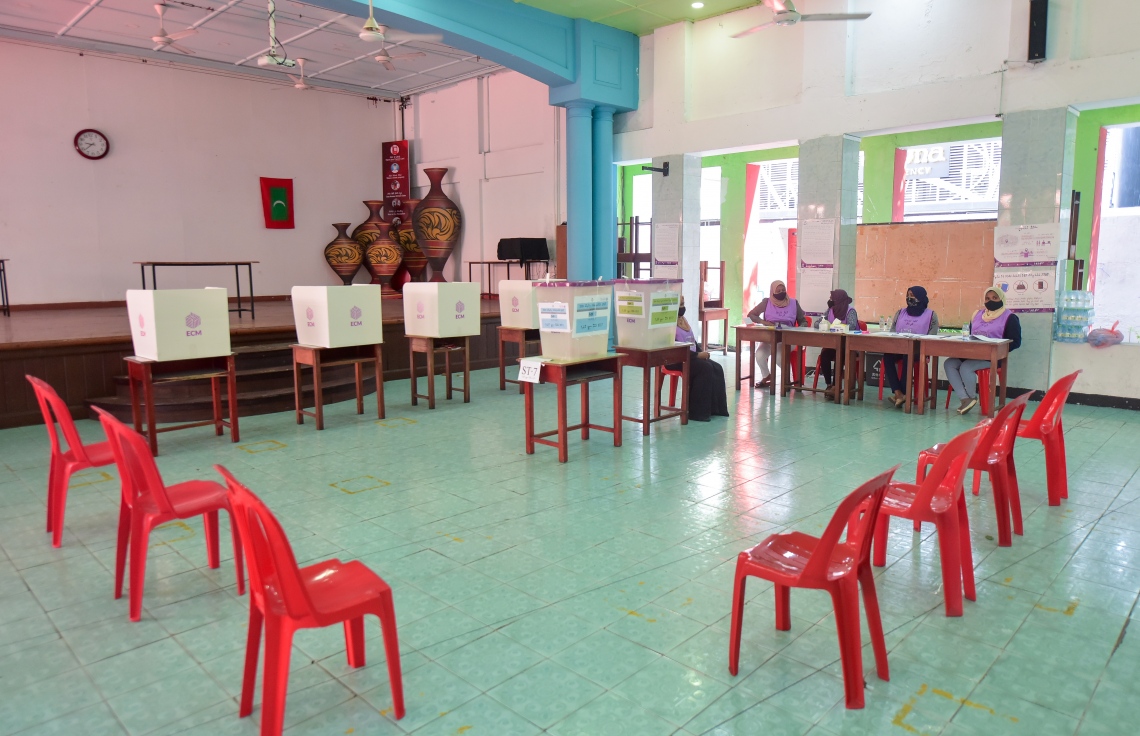 މާލެ: އޭޕްރިލް 10، 2021: އިންތިހާބުގައި ވޯޓުލާ މަރުކަޒެއްގައި ވޯޓުލުމަށް އަންނަ މީހުން ކިޔޫގައި މަޑުކުރުމަށް ބަހައްޓާފައިވާ ގޮނޑިތައް ހުސްކޮށް.-- ފޮޓޯ: ނިޝާން އަލީ/ މިހާރު