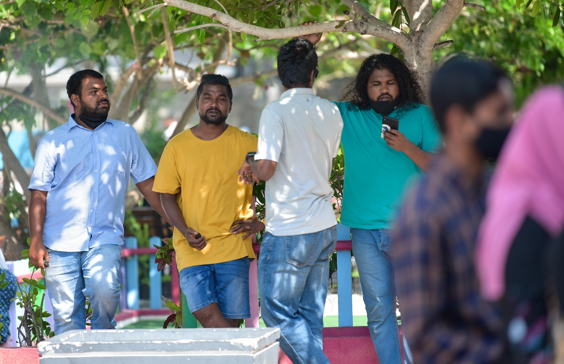 މާލެ: އޭޕްރިލް 10، 2021: ވޯޓު ލާން ގޮސް ތިބި ބައެއް މީހުން: ބައެއް މީހުން މާސްކެއް ނާޅާ. ކޮވިޑްގެ ހަނދާނެއް ވެސް ނެތް ކަހަލަ -- ފޮޓޯ: ނިޝާން އަލީ/ މިހާރު