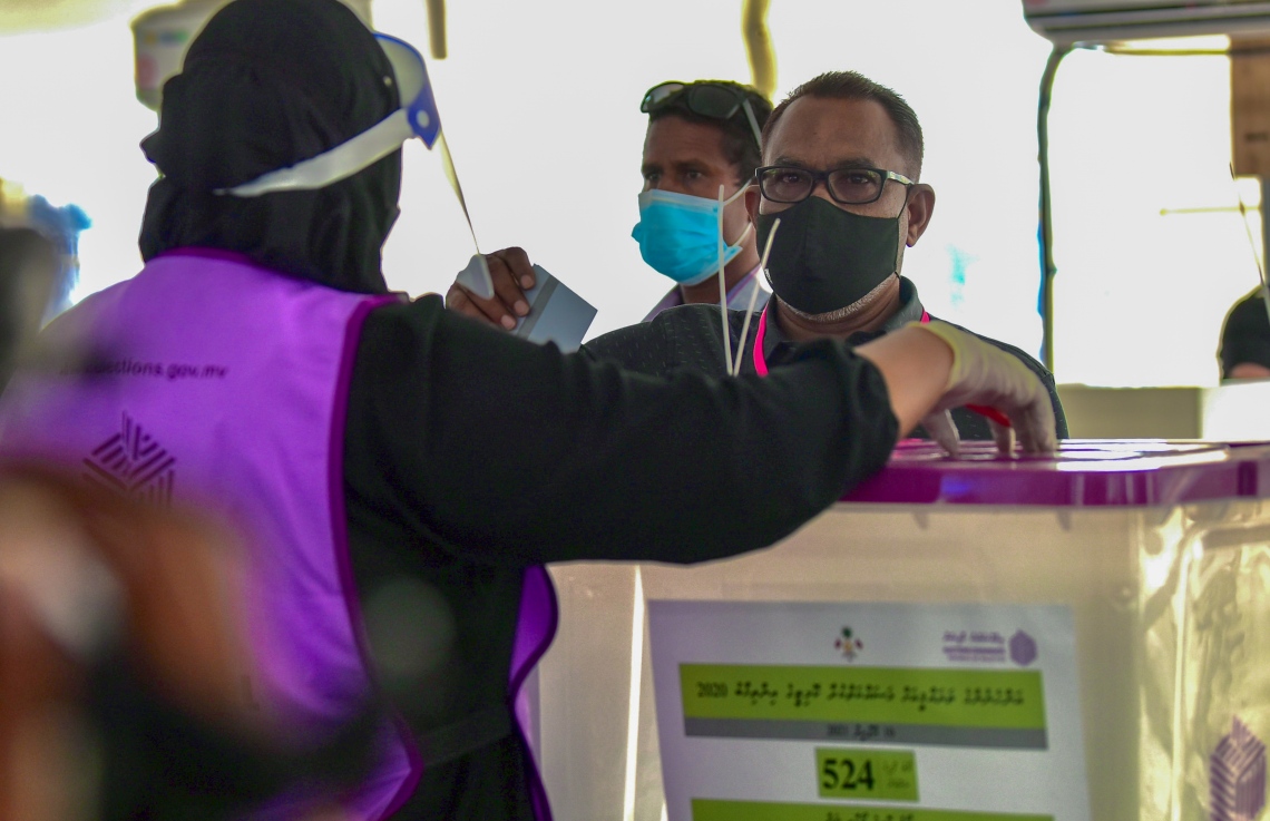 މާލެ: އޭޕްރިލް 10، 2021: ލޯކަލް ކައުންސިލް އިންތިހާބުގައި ޕީއެންސީގެ ރައީސް އަބްދުއްރަހީމް އަބްދުﷲ ވޯޓު ލައްވަނީ.-- ފޮޓޯ: ނިޝާން އަލީ /މިހާރު