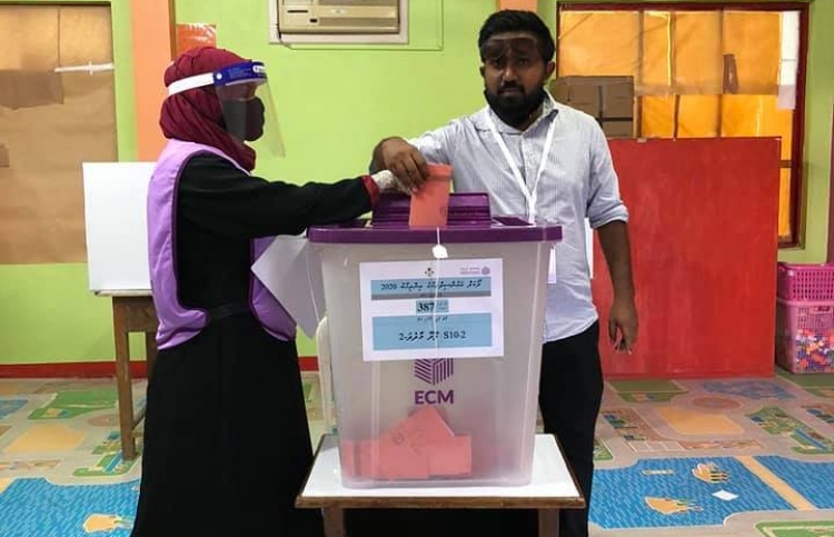 އައްޑޫގައި ވެސް ވޯޓުގެ މާ ބޮޑު ފޯރިއެއް ނެތް