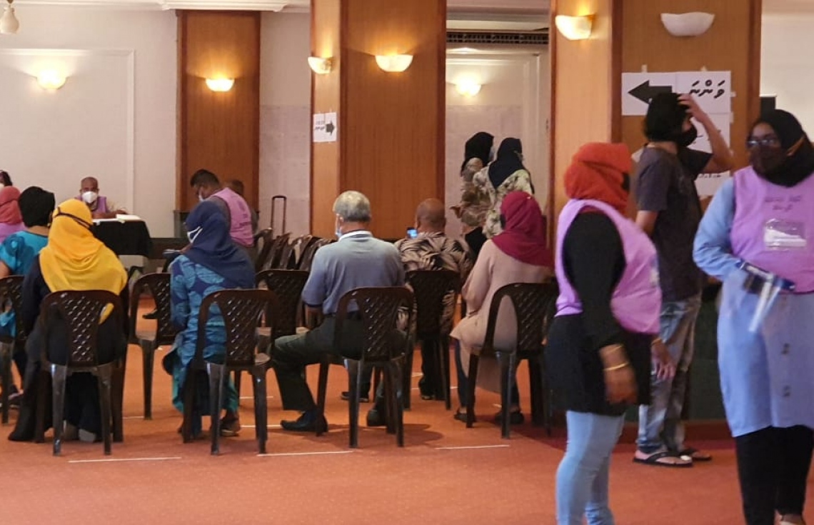 ކޮލޮމްބޯ: އޭޕްރިލް 10، 2021: ލޯކަލް ކައުންސިލް އިންތިހާބުގައި ލަންކާގެ އެމްބަސީގައި ބަހައްޓާފައިވާ ވޯޓު ފޮއްޓަށް ވޯޓުލުމަށް ބަޔަކު ކިޔޫގައި މަޑުކޮށްލައިގެން--