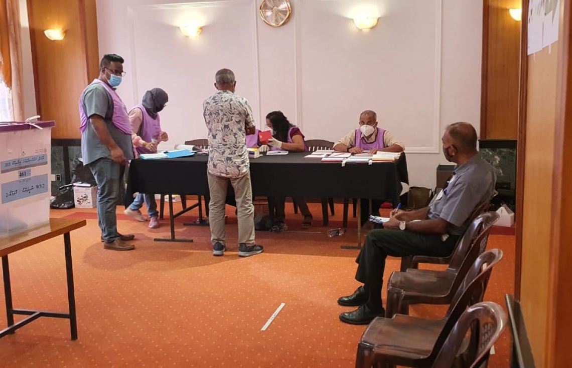 ކޮލޮމްބޯ: އޭޕްރިލް 10، 2021: ލޯކަލް ކައުންސިލް އިންތިހާބުގައި ލަންކާގެ އެމްބަސީގައި ބަހައްޓާފައިވާ ވޯޓު ފޮއްޓަށް ވޯޓުލުމަށް ގޮސް ހުރި މީހެއްގެ ނަން ޗެކް ކުރަނީ--