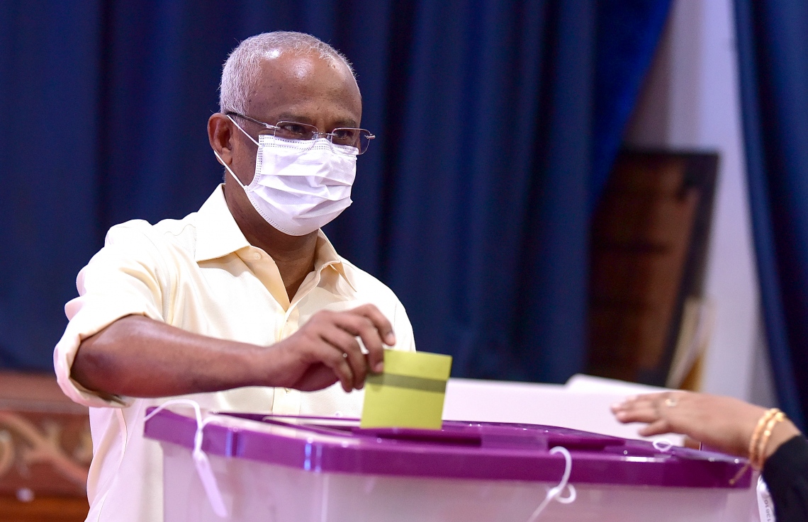 މާލެ: އޭޕްރިލް 10، 2021: ލޯކަލް ކައުންސިލް އިންތިހާބުގައި ޅ.ހިންނަވަރު ދާއިރާ އަށް ހާއްސަ ކުރެވިފައިވާ ވޯޓު ފޮއްޓަށް ރައީސް އިބްރާހިމް މުހައްމަދު ސޯލިހު ވޯޓުލައްވަނީ.-- ފޮޓޯ: ނިޝާން އަލީ /މިހާރު