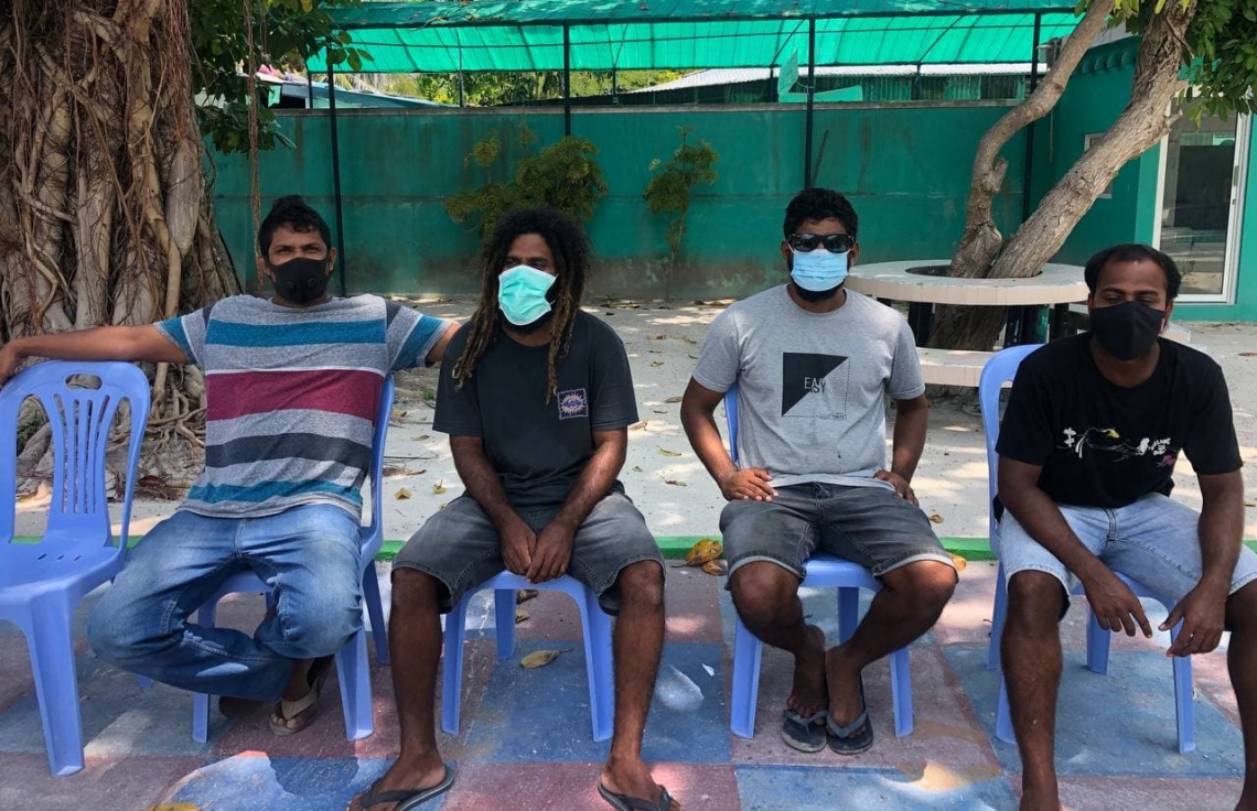 ކ. ހިންމަފުށި: އޭޕްރިލް 10، 2021: ލޯކަލް ކައުންސިލް އިންތިހާބުގައި ހިންމަފުށި ވޯޓުލާ މަރުކަޒުގައި ބަޔަކު ވޯޓުލުމަށް ކިޔޫގައި މަޑުކޮށްލައިގެން.-- ފޮޓޯ: ޝާމިލް