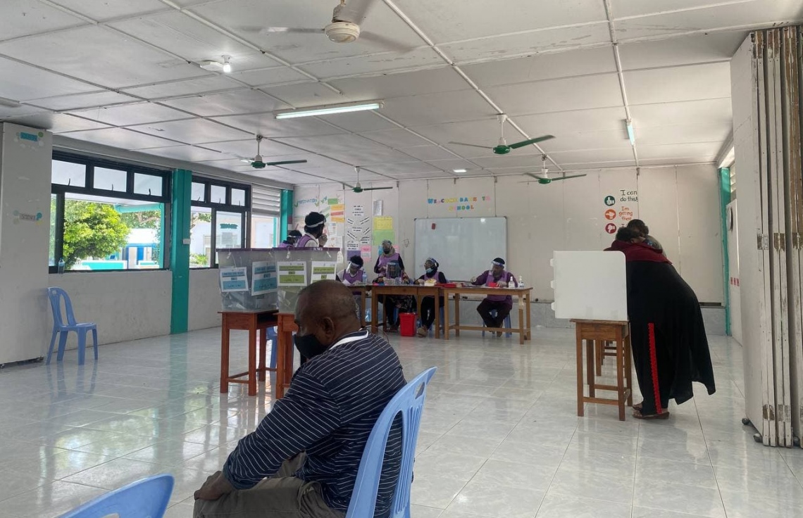 ކ. ހިންމަފުށި: އޭޕްރިލް 10، 2021: ލޯކަލް ކައުންސިލް އިންތިހާބުގައި ހިންމަފުށި ވޯޓުލާ މަރުކަޒުގައި މީހަކު ވޯޓު ލަނީ.-- ފޮޓޯ: ފަރުހާން