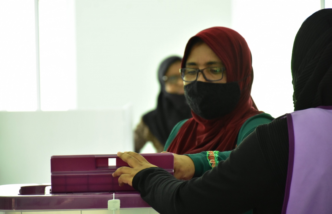 ބ. އޭދަފުށި: އޭޕްރިލް 10، 2021: ލޯކަލް ކައުންސިލް އިންތިހާބުގައި އޭދަފުށި ވޯޓުލާ މަރުކަޒުގައި މީހަކު ވޯޓު ލަނީ.-- ފޮޓޯ: ނިޔަމި