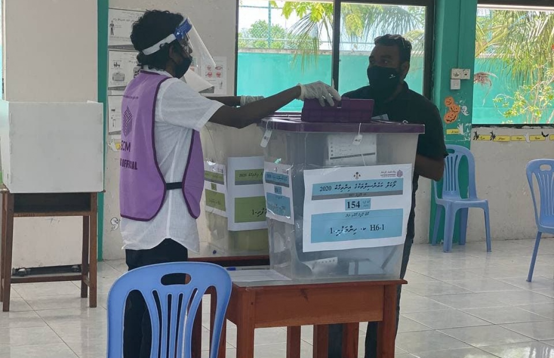 ކ. ހިންމަފުށި: އޭޕްރިލް 10، 2021: ލޯކަލް ކައުންސިލް އިންތިހާބުގައި ހިންމަފުށި ވޯޓުލާ މަރުކަޒުގައި ބަހައްޓާފައި ހުރި ވޯޓު ފޮއްޓަށް މީހަކު ވޯޓު ލަނީ.-- ފޮޓޯ: ފަރުހާން